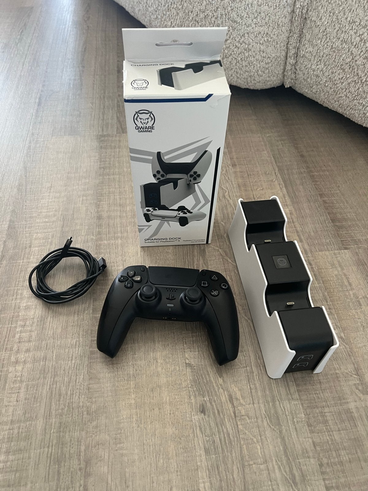 PS5 Zwarte DualSense Controller + Qware Dual Charging Dock, Ophalen, Zo goed als nieuw