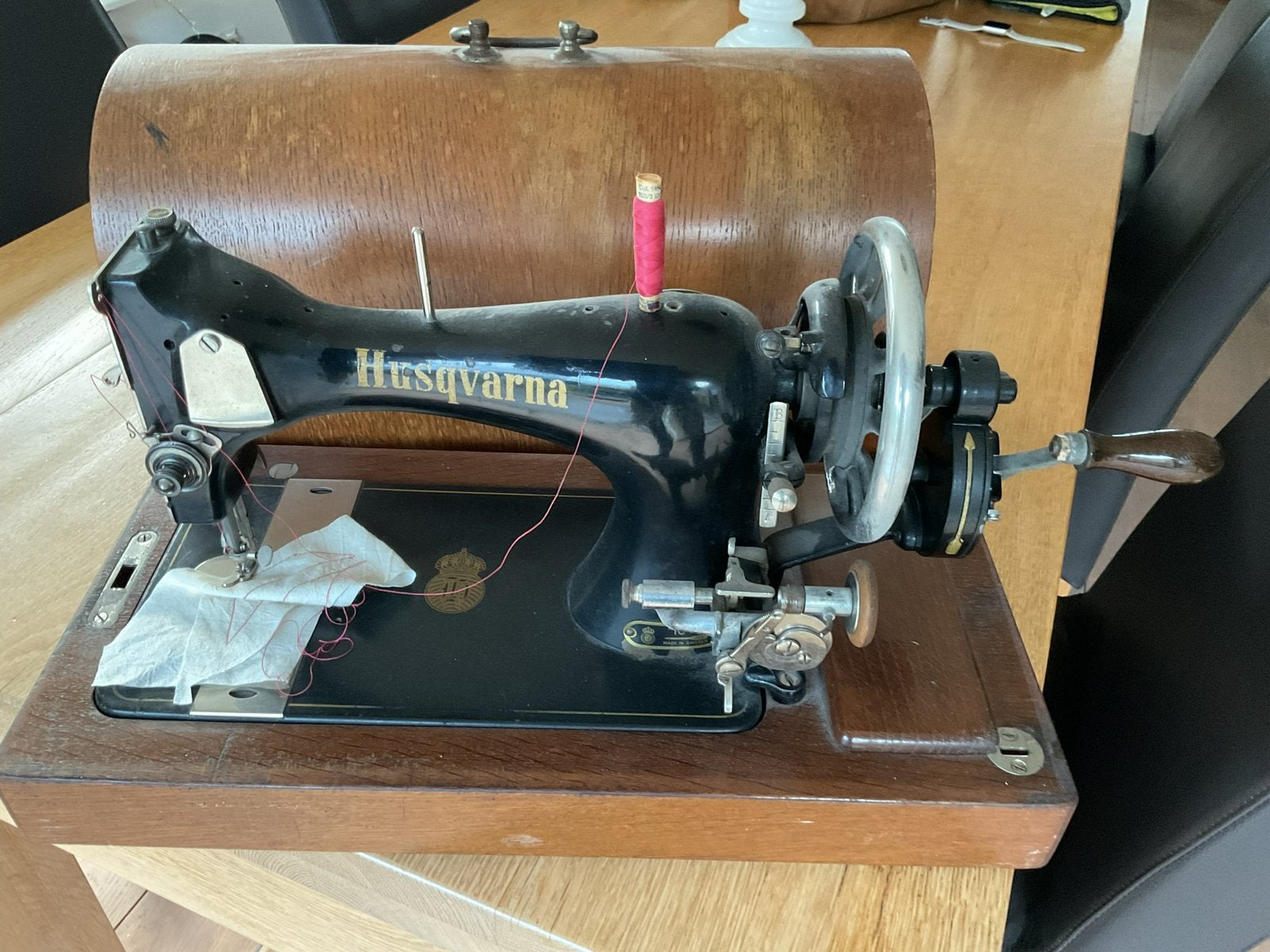 Husqvarna antieke naaimachine, Ophalen