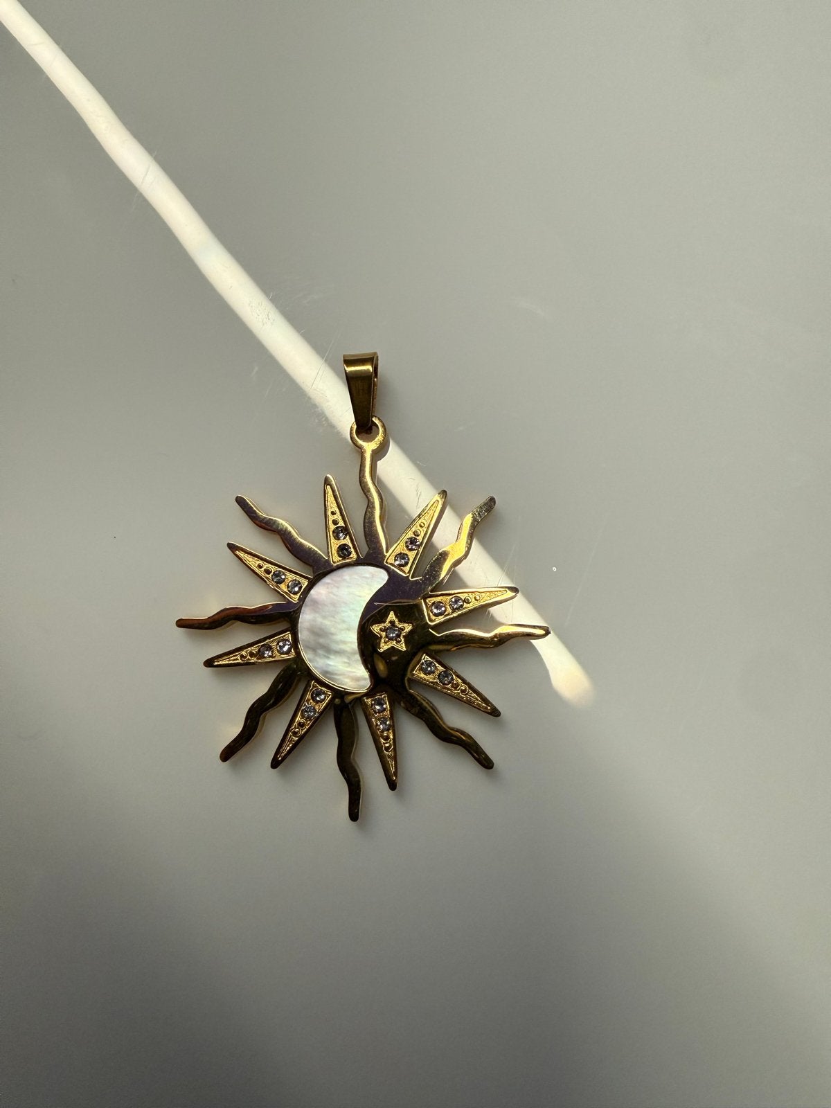 Gouden hanger zon en maan met strass, Overige materialen, Overige voorstellingen, Verzenden, Nieuw