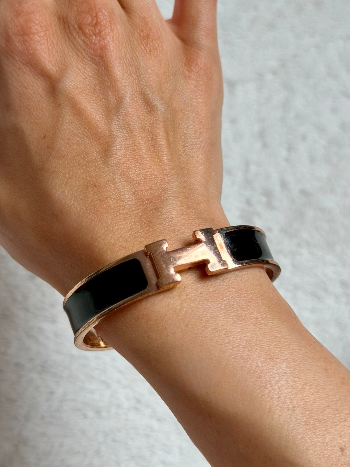 Hermes armband zwart met goudkleurige H, Sieraden, Tassen en Uiterlijk, Armbanden, Ophalen, Zo goed als nieuw, Zwart, Overige materialen
