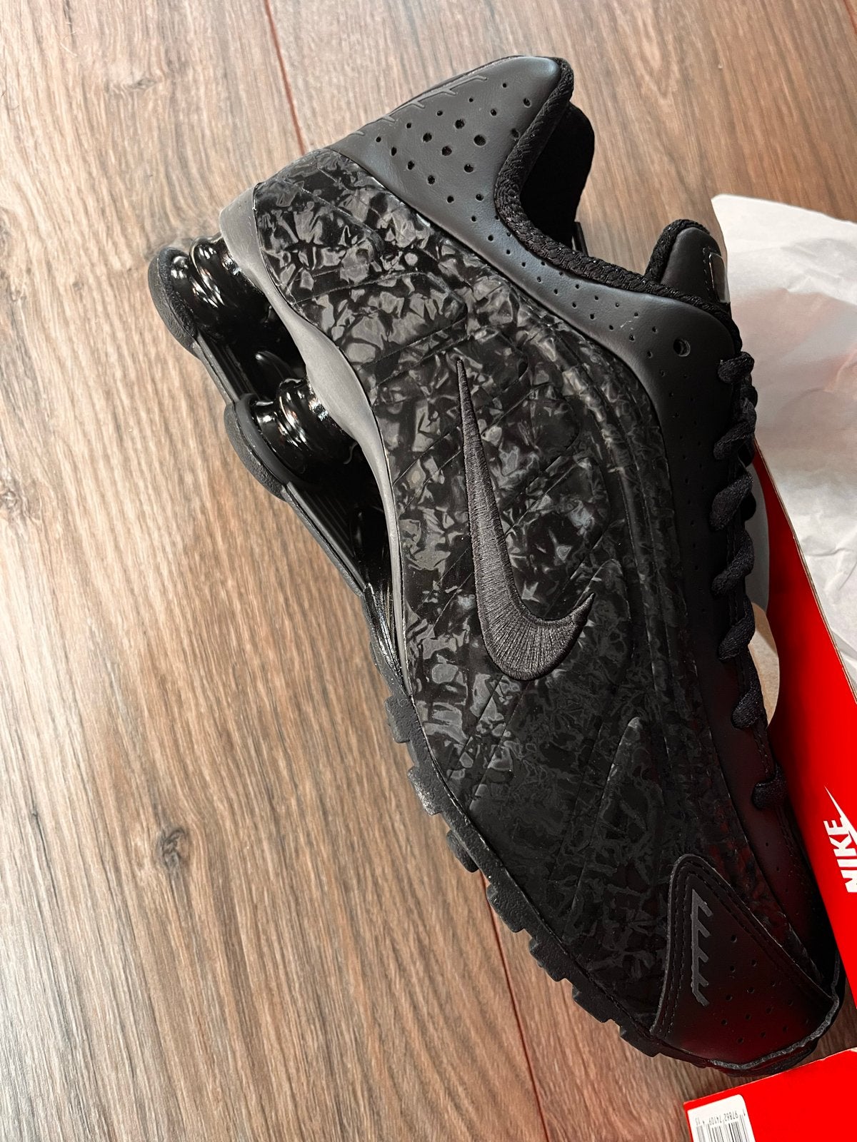 Nike Shox R4 floral Black/Metallic- Maat 40, Ophalen of Verzenden, Nieuw, Zwart, Sneakers of Gympen