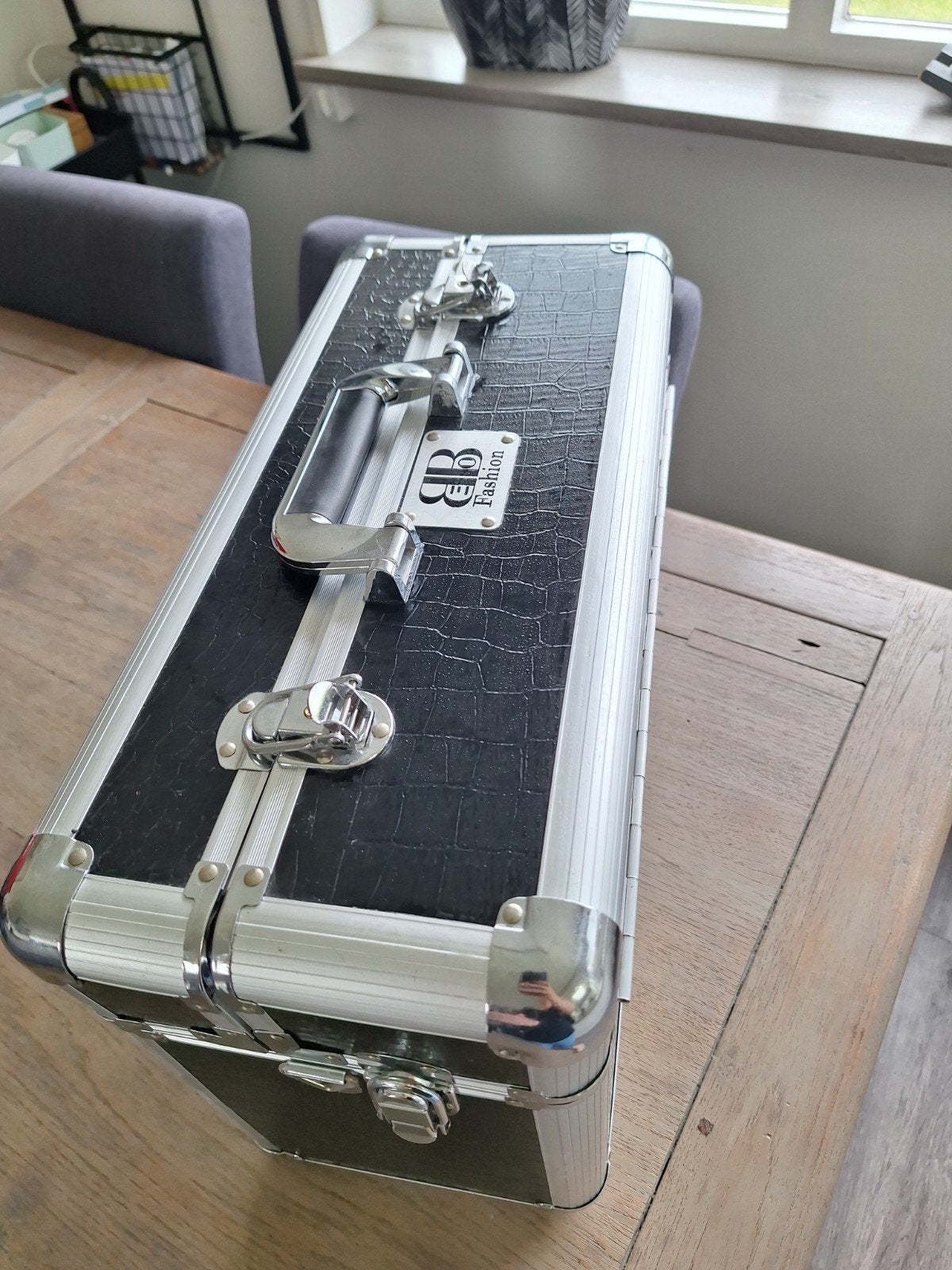 Kapperskoffer / Make-up koffer - Zwart met zilveren accenten, Sieraden, Tassen en Uiterlijk, Beautycases, Gebruikt, Hardcase, Zwart
