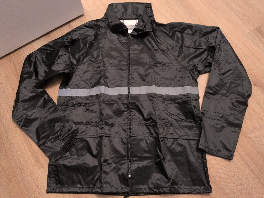 Nieuwe regenjas maat S met reflecterende streep en capuchon, Caravans en Kamperen, Regenkleding, Ophalen of Verzenden, Nieuw, Regenjas