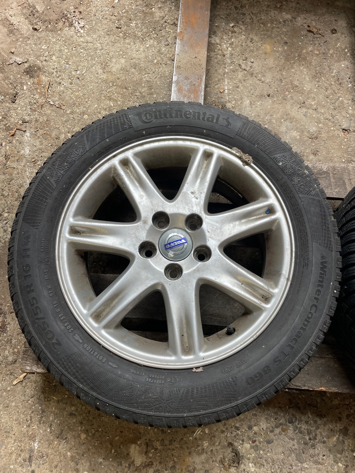 Volvo Velgen met Winterbanden - Continental & Hankook, Auto-onderdelen, Banden en Velgen, Ophalen, Gebruikt, 16 inch, Banden en Velgen