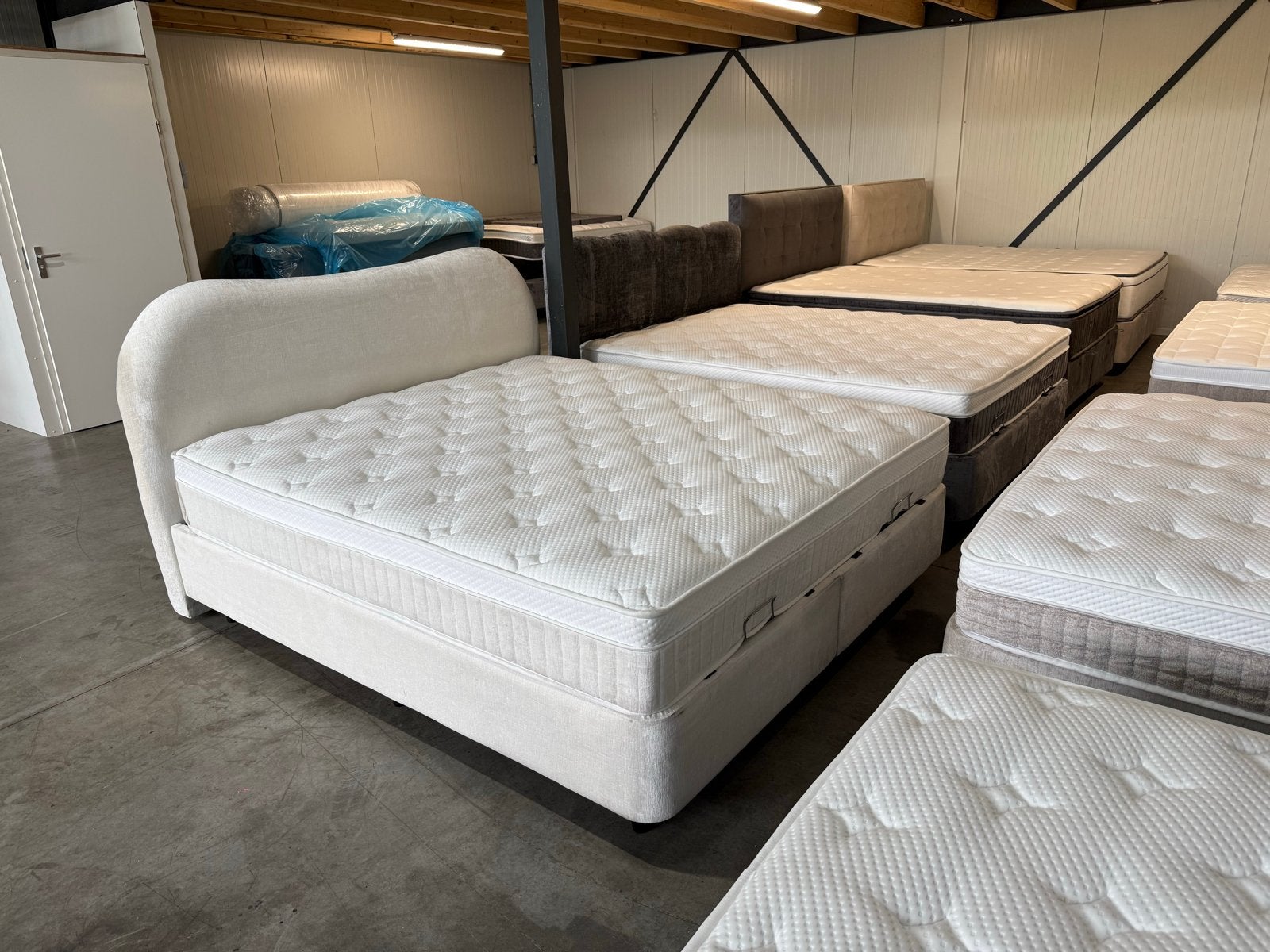 Boxspring 180x200 Opberg off white incl. luxe matras, Ophalen of Verzenden, 160 cm, Nieuw, Tweepersoons