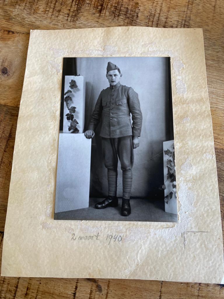 Mooie foto soldaat 2 maart 1940 grenadier, Verzamelen, Militaria | Tweede Wereldoorlog, Ophalen of Verzenden, Nederland, Boek of Tijdschrift