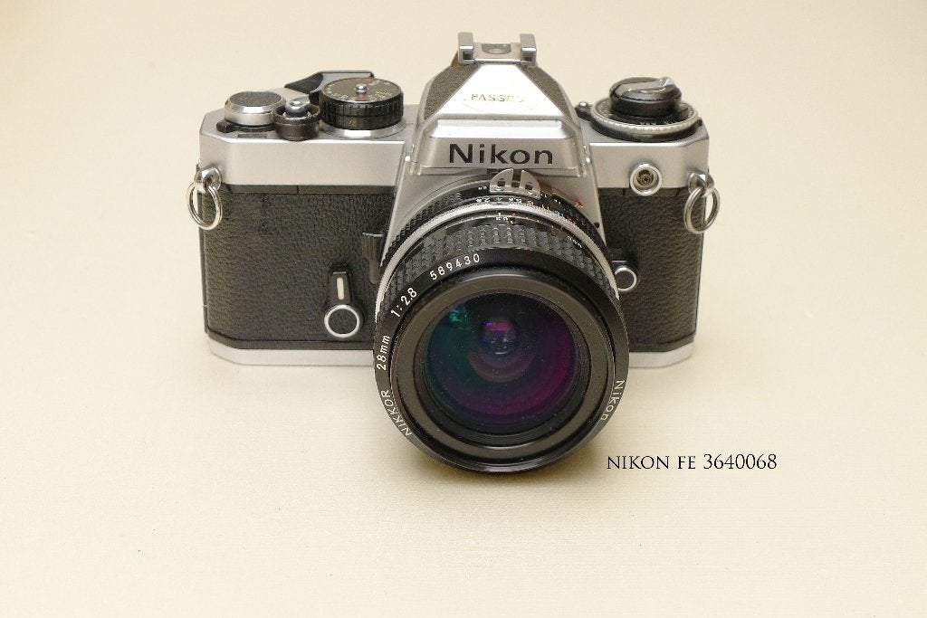 NIKON Fe met NIKKOR 28mm f2.8 en ass.