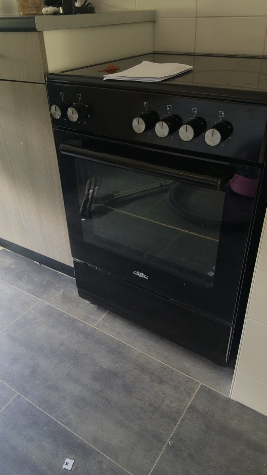Zwart elektrisch fornuis met oven, Witgoed en Apparatuur, Fornuizen, Ophalen, Gebruikt, 4 kookzones, 85 tot 90 cm