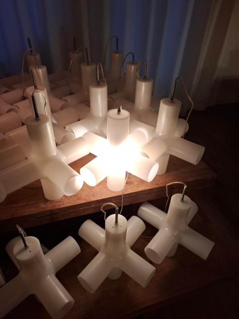 2x Crosslight kunststof wit vintage hanglamp Merk Dark, Huis en Inrichting, Lampen | Hanglampen, Gebruikt, Minder dan 50 cm, Kunststof