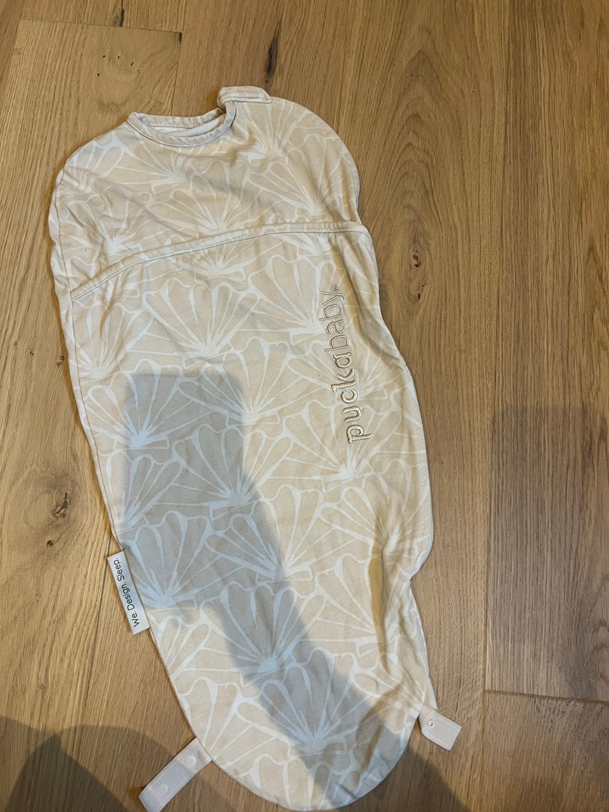 Puckababy Piep inbakerslaapzak 0-3 mnd zandkleur schelpenpri, Kinderen en Baby's, Bakerzak of Bakerdoek, Verzenden, Inclusief buikband
