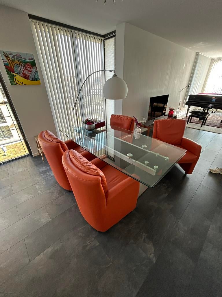 Glazen Eettafel met 4 Oranje Fauteuils (gratis), Huis en Inrichting, Tafels | Eettafels, Ophalen, Zo goed als nieuw, Overige materialen