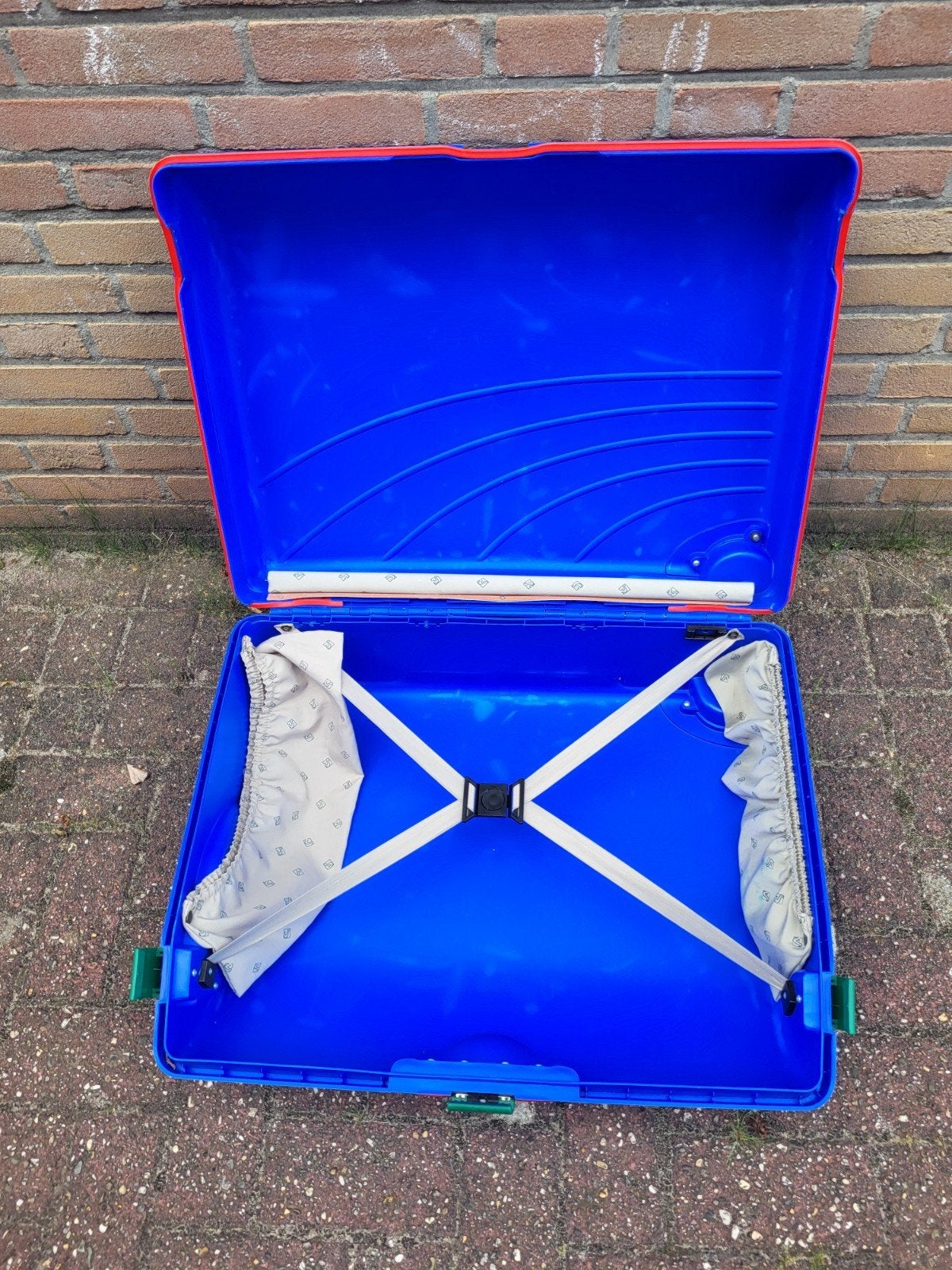 GRATIS Blauwe koffer met cijferslot en wieltjes, Sieraden, Tassen en Uiterlijk, Koffers, Gebruikt, Hard kunststof, 35 tot 45 cm