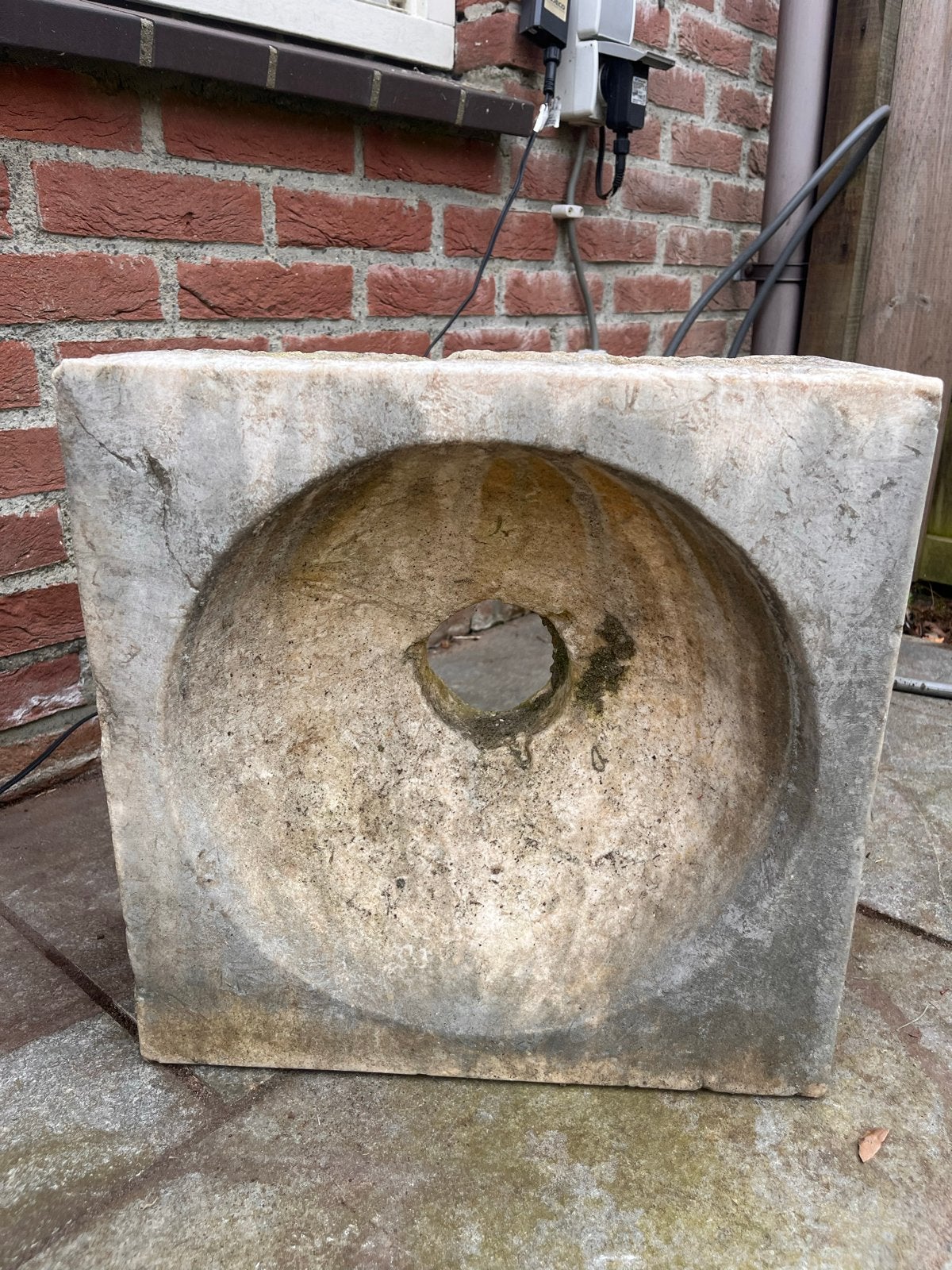 Antieke hoekfontein uit Portugese kerk voor tuin, Ophalen