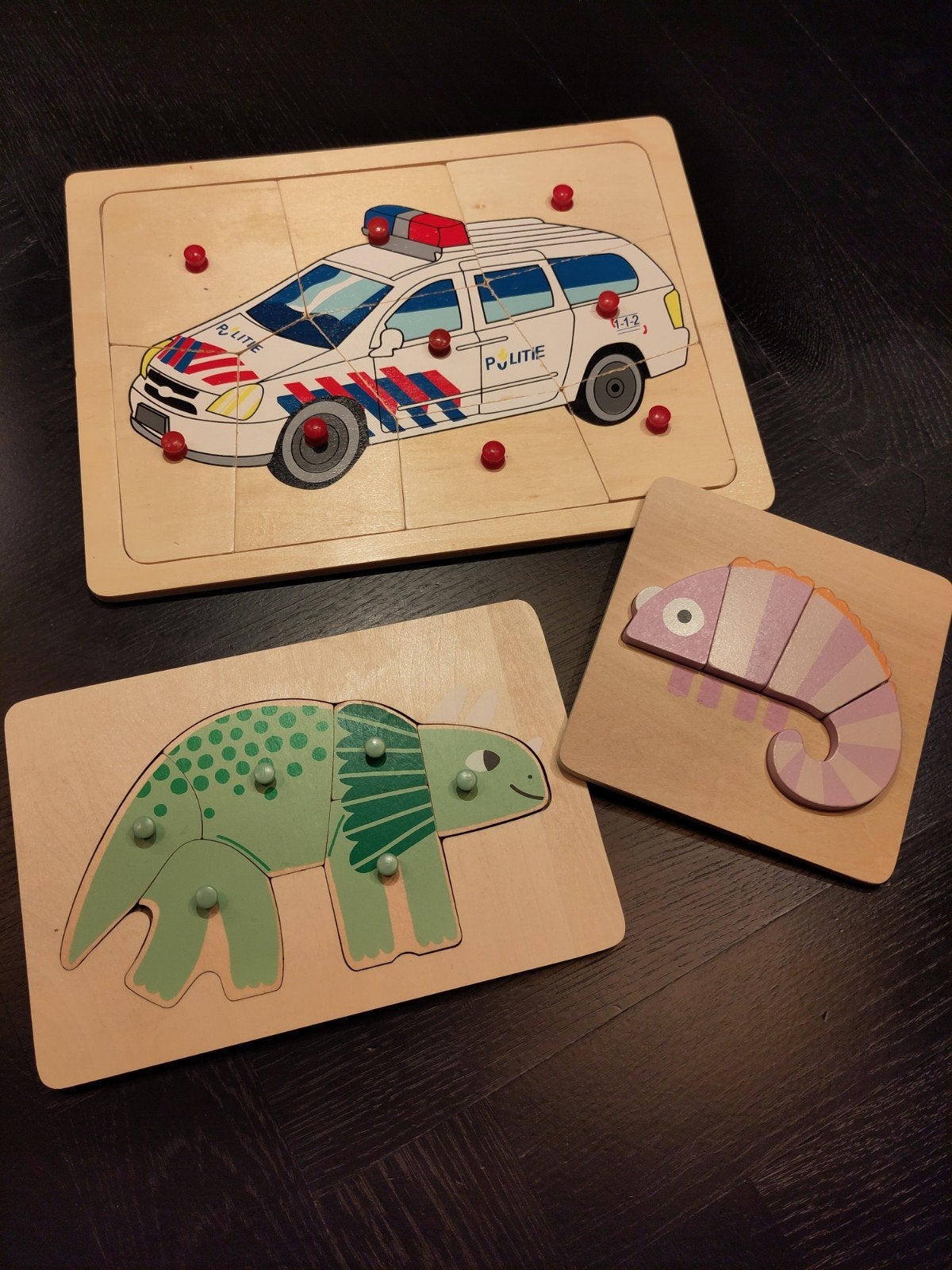 3 houten legpuzzels (politieauto, dino en kameleon), Ophalen of Verzenden, Gebruikt, Overige typen