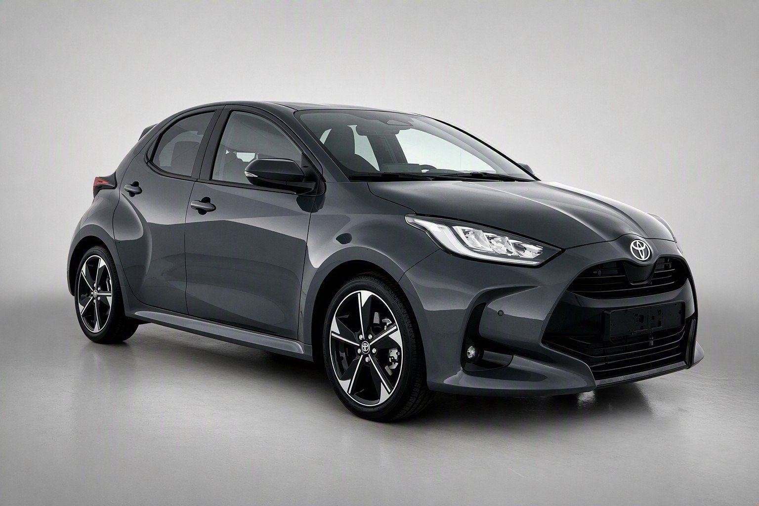 Toyota Yaris 1.5 Hybrid 130 Executive ||Nu inclusief € 2.9, Auto's, 12 maanden, 450 kg, Zwart, Nieuw