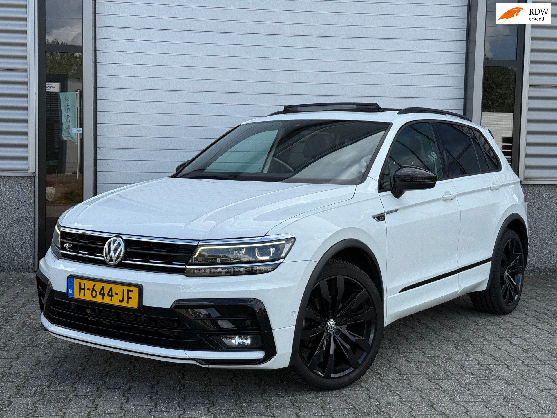 Volkswagen Tiguan 1.5 TSI ACT R-line Pano Xenon org NL, Auto's, Euro 6, 4 cilinders, 150 pk, Alcantara