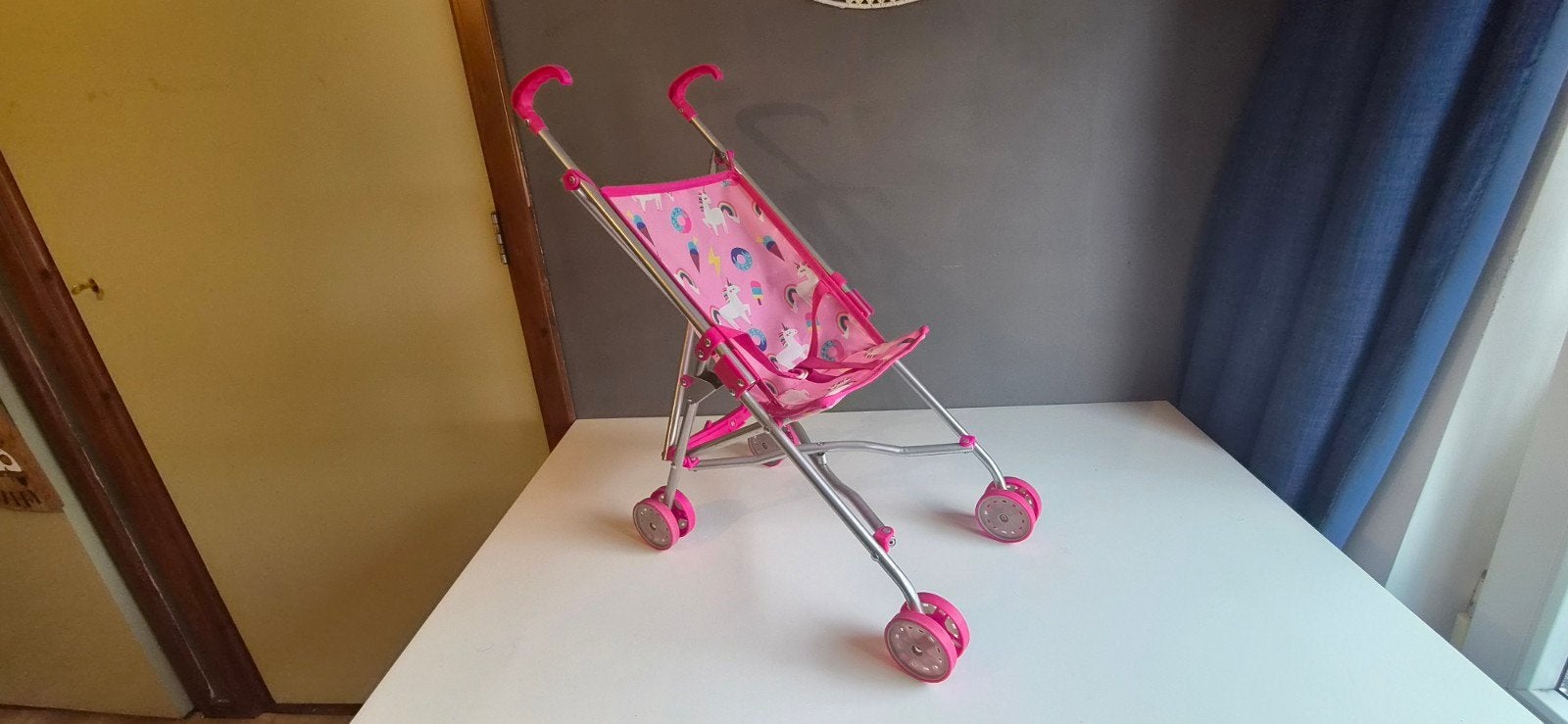 Roze poppenbuggy met eenhoorns en donuts, Ophalen, Zo goed als nieuw, Overige typen