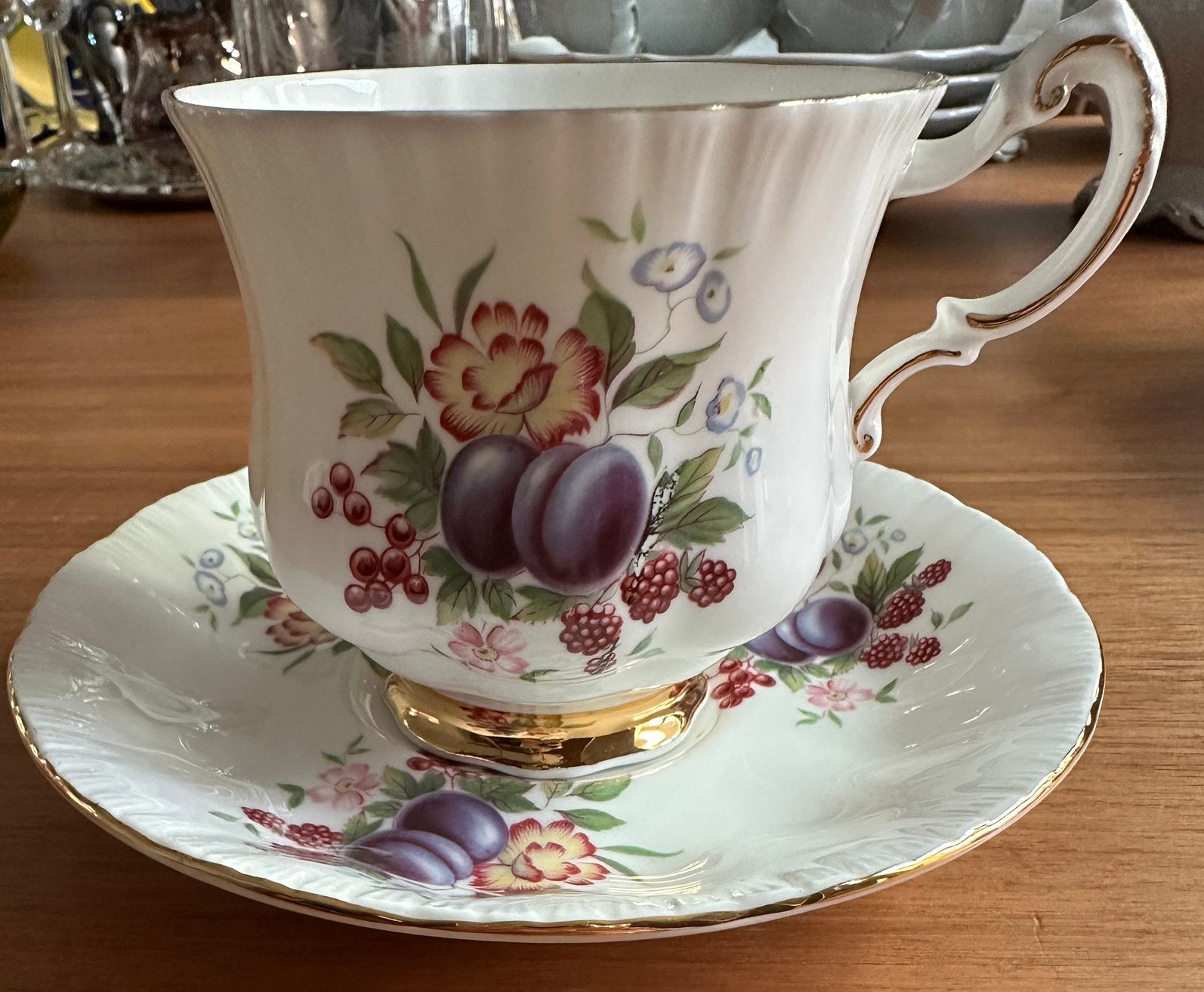 Paragon kop en schotel met fruit- en bloemendecor, Ophalen of Verzenden, Zo goed als nieuw, Porselein, Kop en/of schotel