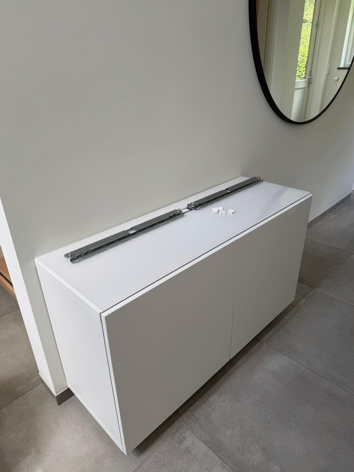 Ikea Besta Hoogglans Wit met glasplaat en ophangsysteem, Ophalen, Zo goed als nieuw
