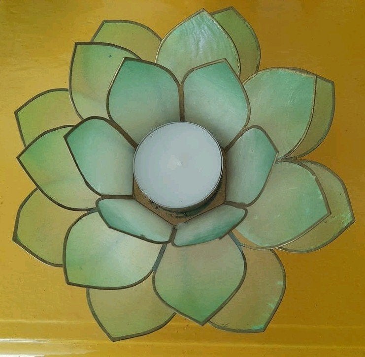 groene lotus waxinelicht kandelaar  theelichthouder capiz, Overige merken, Natuurlijk materiaal, Ophalen of Verzenden, Zo goed als nieuw
