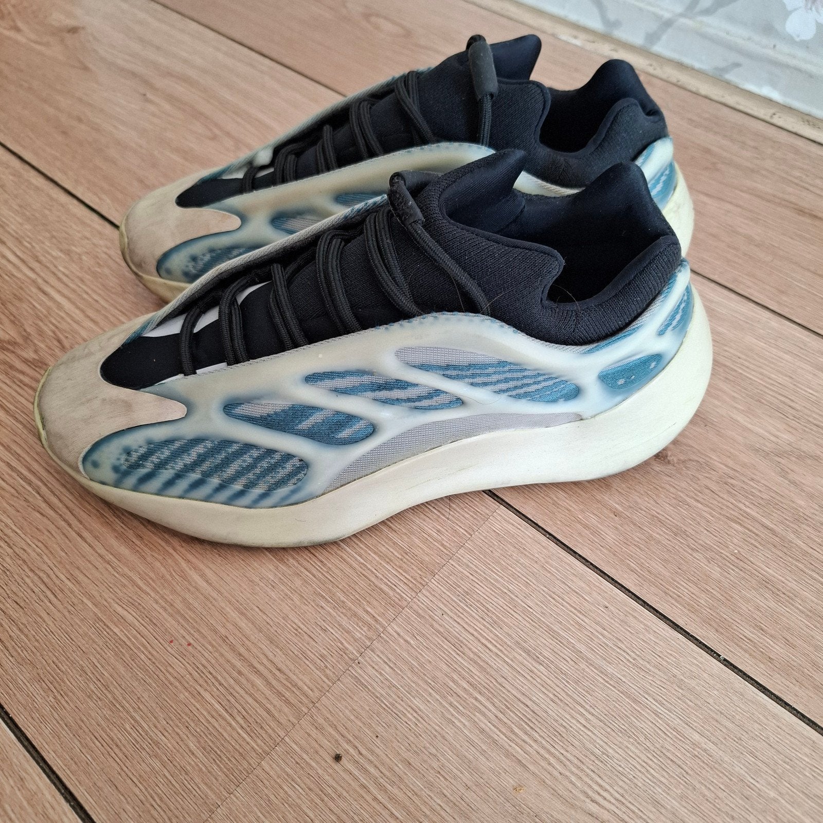 Adidas Yeezy 700 V3 Azael - Maat 42, Overige kleuren, Ophalen of Verzenden, Sneakers of Gympen, Adidas Yeezy