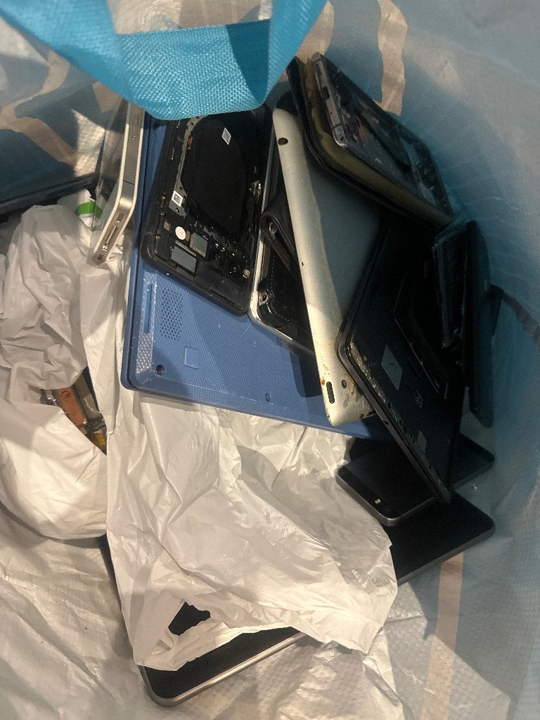 Partij telefoons en tablets en een laptop, Ophalen of Verzenden, Niet werkend, Overige typen, Apple