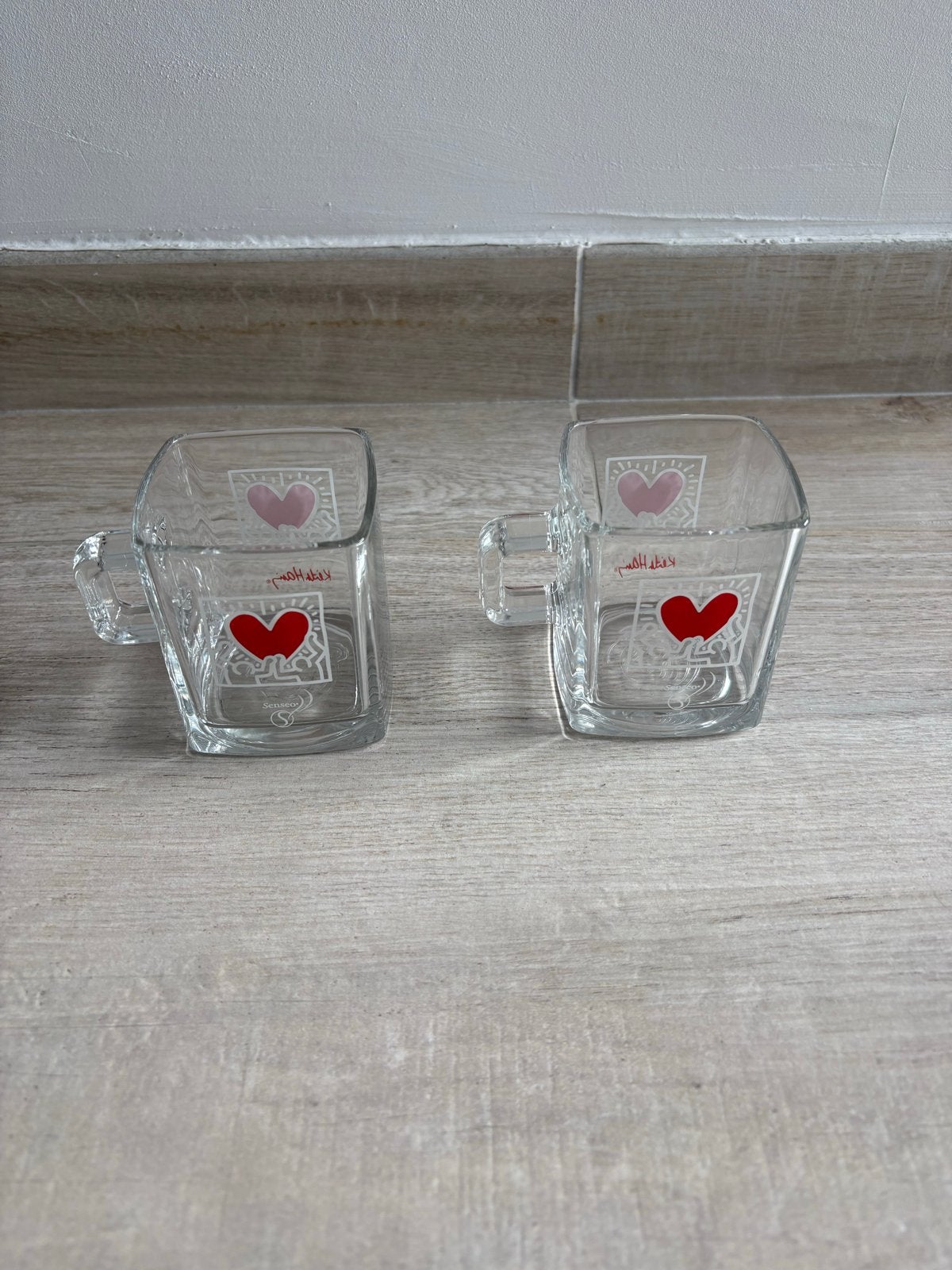Set van 2 glazen senseo kopjes van Keith Haring, Ophalen of Verzenden, Zo goed als nieuw, Meerkleurig, Overige merken