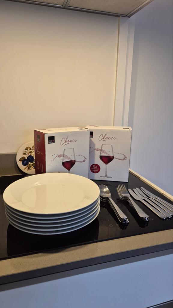 Servies set: 6 borden, bestek en 4 nieuwe wijnglazen, Huis en Inrichting, Keuken | Servies, Keramiek, Ophalen of Verzenden, Zo goed als nieuw