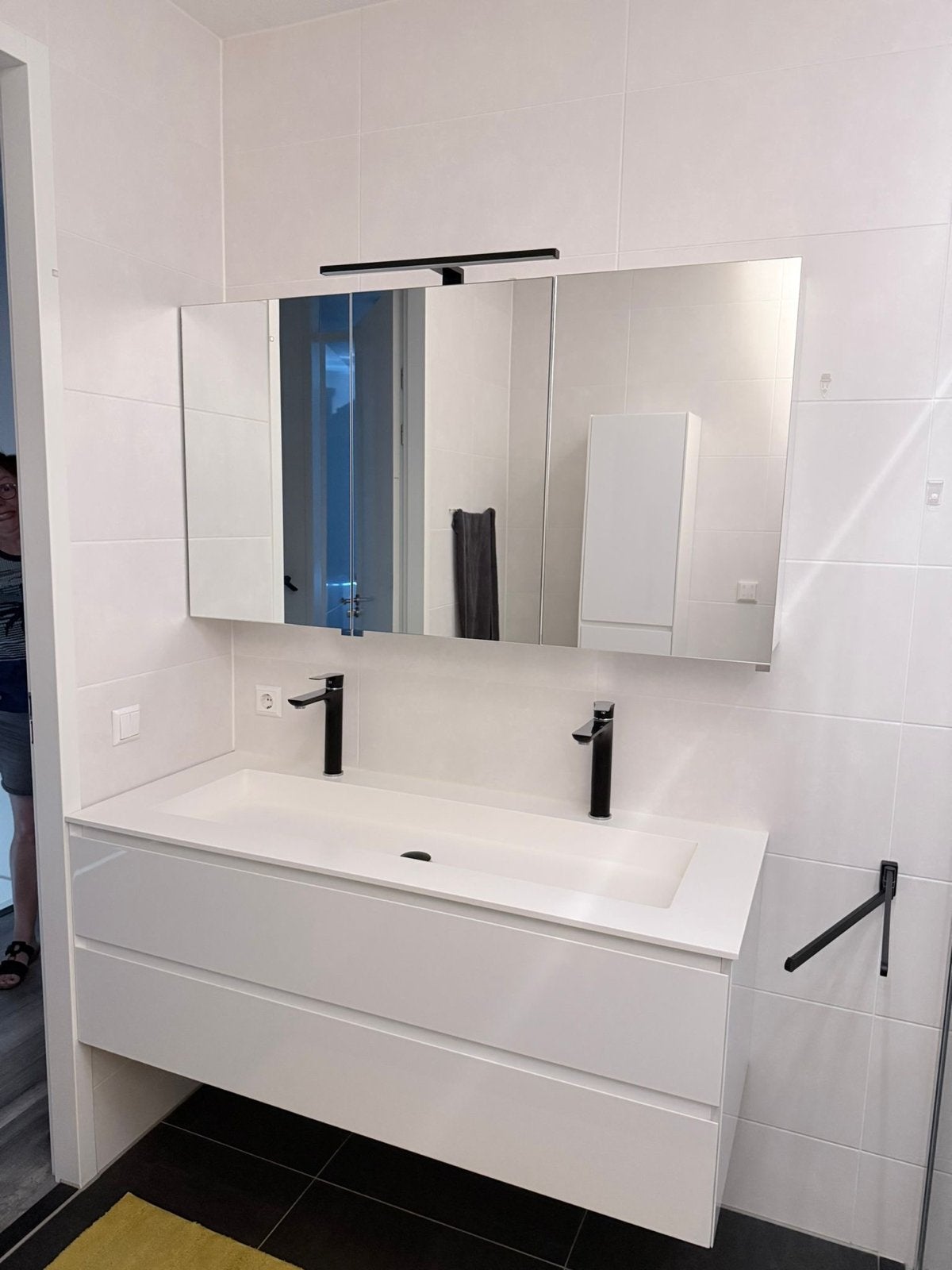 Moderne badkamermeubel met dubbele wastafel en kranen, Huis en Inrichting, Badkamer | Badkamermeubels, Ophalen, 100 tot 150 cm