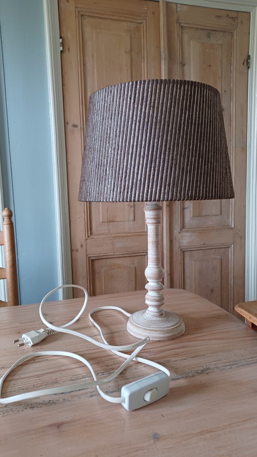 Vintage tafellamp met houten voet en geribde kap, Gebruikt, Overige merken, Vintage, Met kap