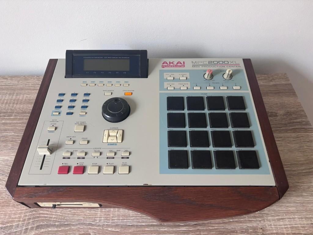 AKAI MPC 2000XL MIDI Production Center Sampler Sequencer