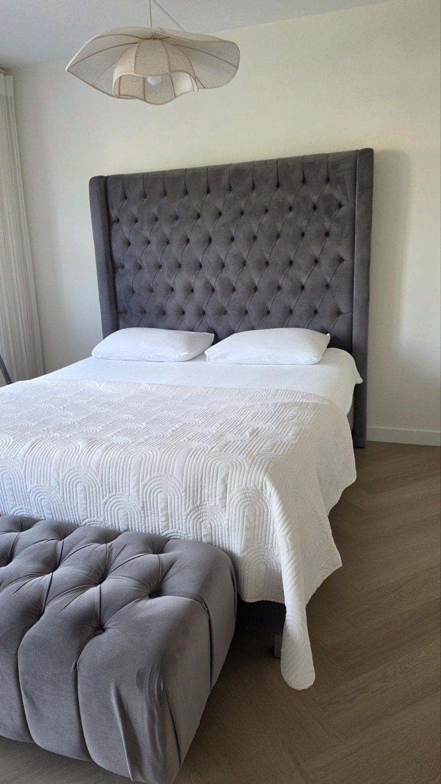 Luxe tweepersoonsbed met gestoffeerd hoofdbord