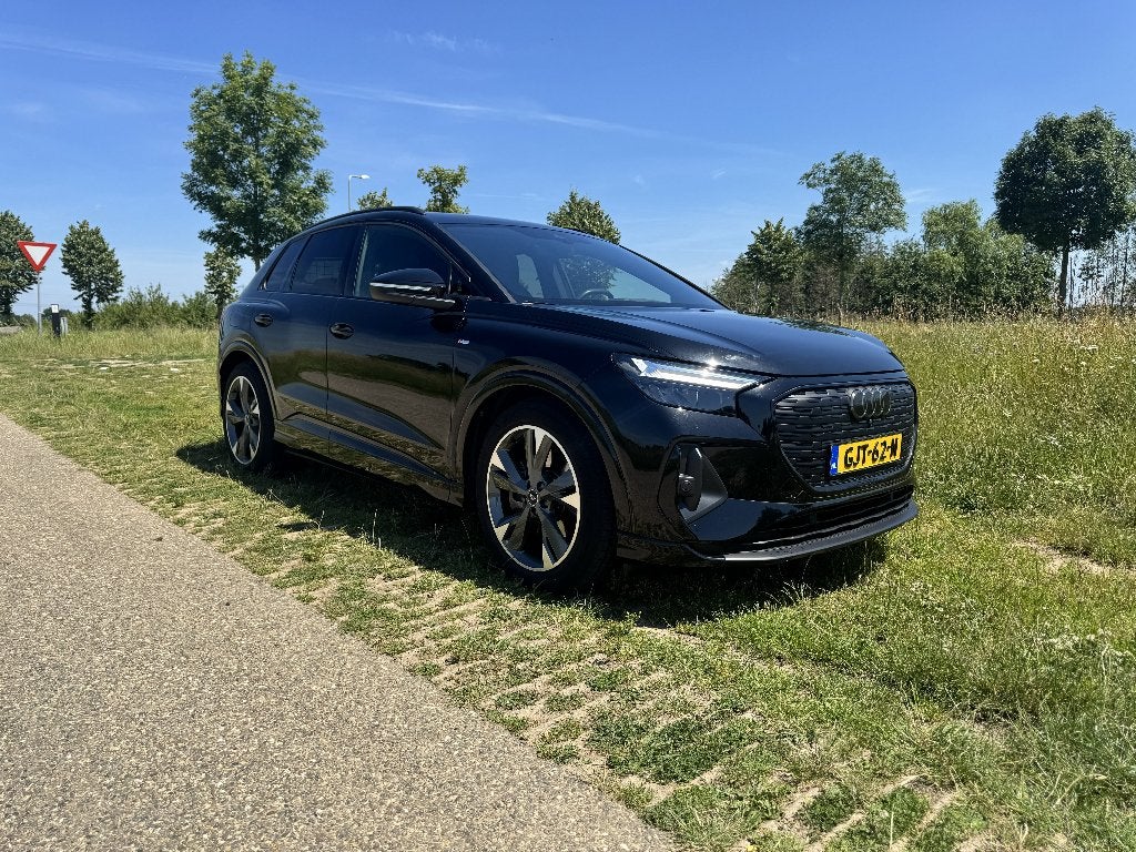 Audi Q4 e-tron 40 S l 82kWh l S line l HUD l Camera, Auto's, Automaat, Achterwielaandrijving, Lane Keeping Assist, Zwart