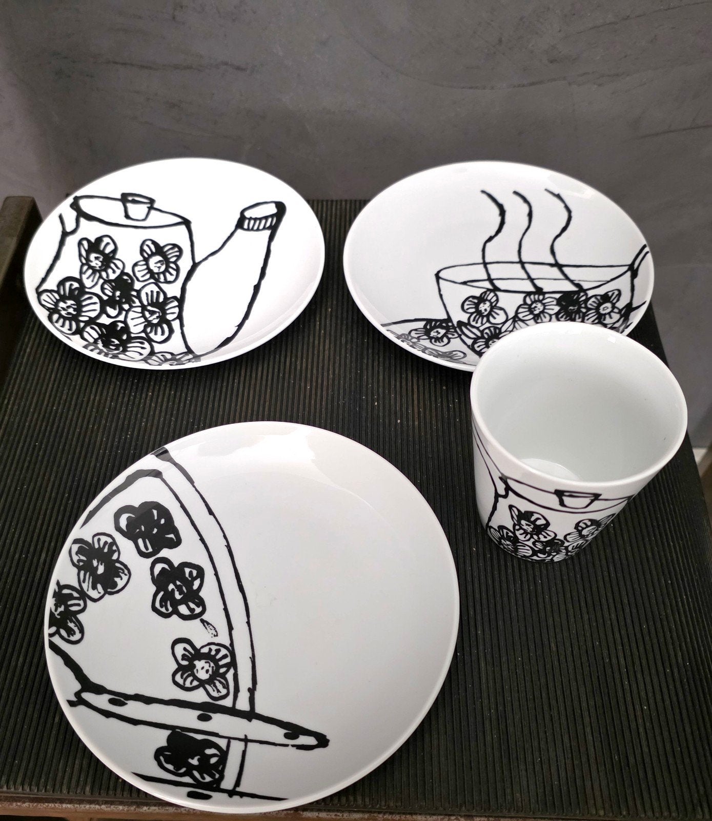 3 bordjes + 1 mok Dichterbij serie ontwerp Ans Janssen zgst, Ophalen of Verzenden