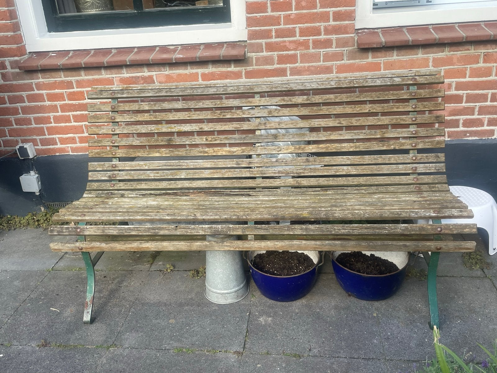 Vintage houten tuinbank met metalen onderstel, Ophalen, Gebruikt, Hout