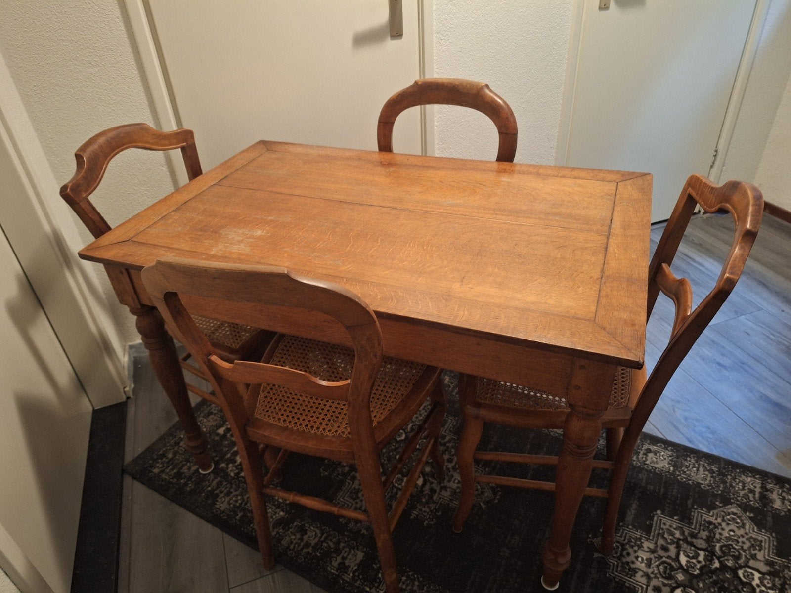 Antieke tafel met 4 stoelen, Ophalen