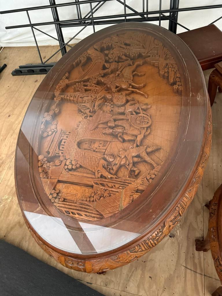 Ovale houten salontafel met glasplaat en houtsnijwerk, Huis en Inrichting, Tafels | Salontafels, Gebruikt, 100 tot 150 cm, Minder dan 50 cm