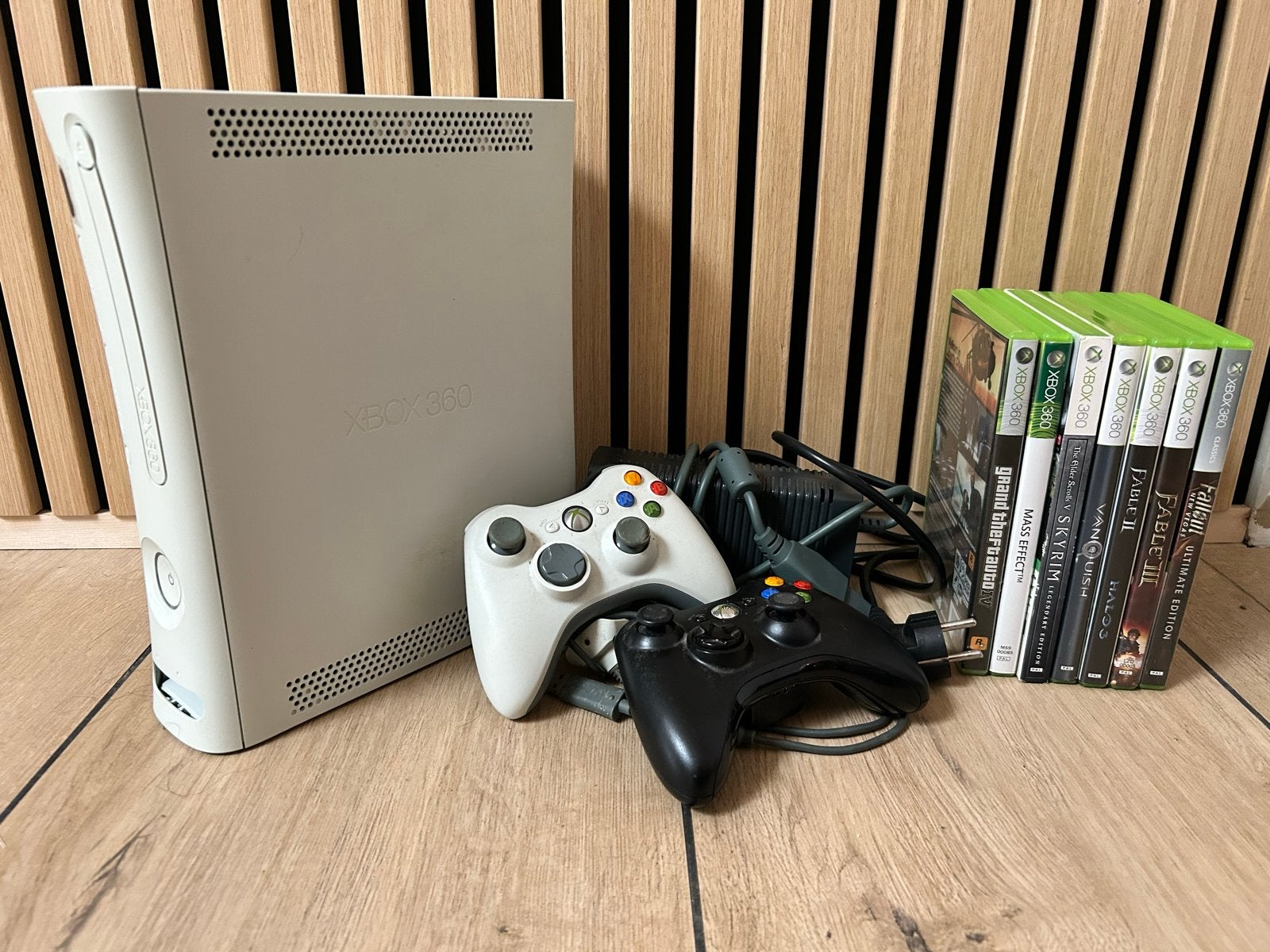 Xbox 360 met 2 controllers en 5 games, Spelcomputers en Games, Gebruikt, Vanaf 18 jaar, 2 spelers, Eén computer