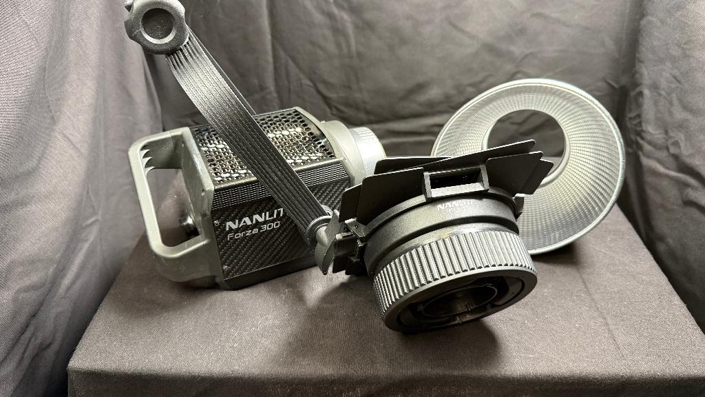 Nanlite Forza 300 LED + FL-11 fresnel + barndoors + Softbox, Ophalen, Gebruikt, Lamp of Flitsset
