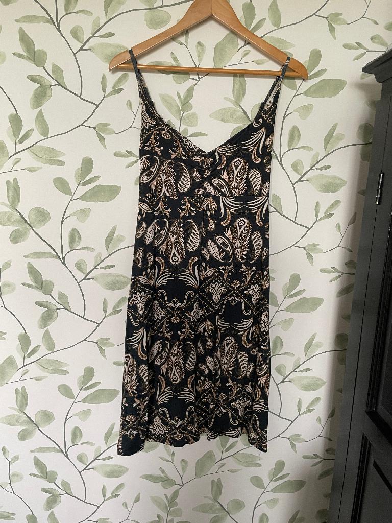 Geisha Noa jurk zomerjurk zwart beige crème paisly small 36, Geisha, Zwart, Ophalen of Verzenden, Zo goed als nieuw