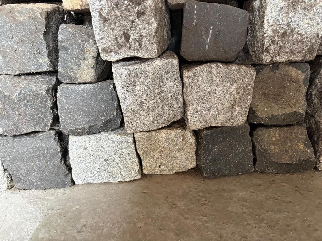 Gratis +/- 340 keitjes ca 10x10x10cm. Grijs / zwart, Tuin en Terras, Tegels en Klinkers, Ophalen, Gebruikt, Klinkers, Natuursteen