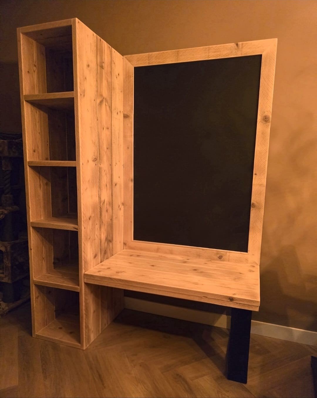steigerhout speeltafel met kast en magnetisch kruitbord, Ophalen, Zo goed als nieuw