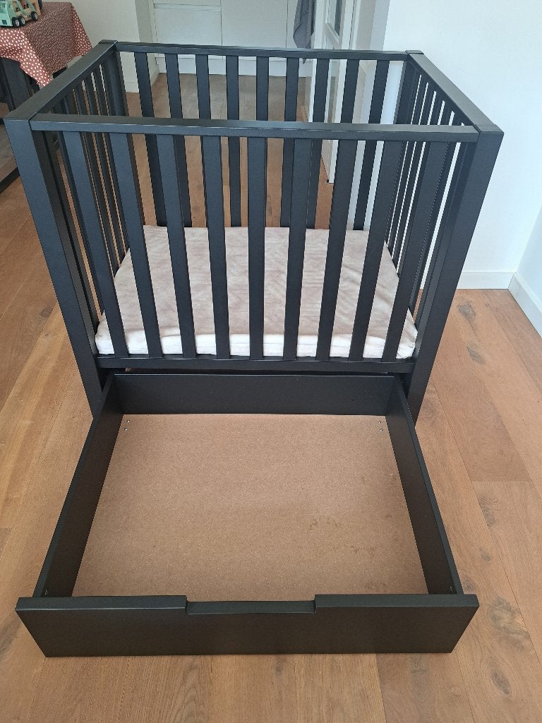 Zwarte baby box met lade, Ophalen, Zo goed als nieuw, Rechthoekig, In hoogte verstelbaar