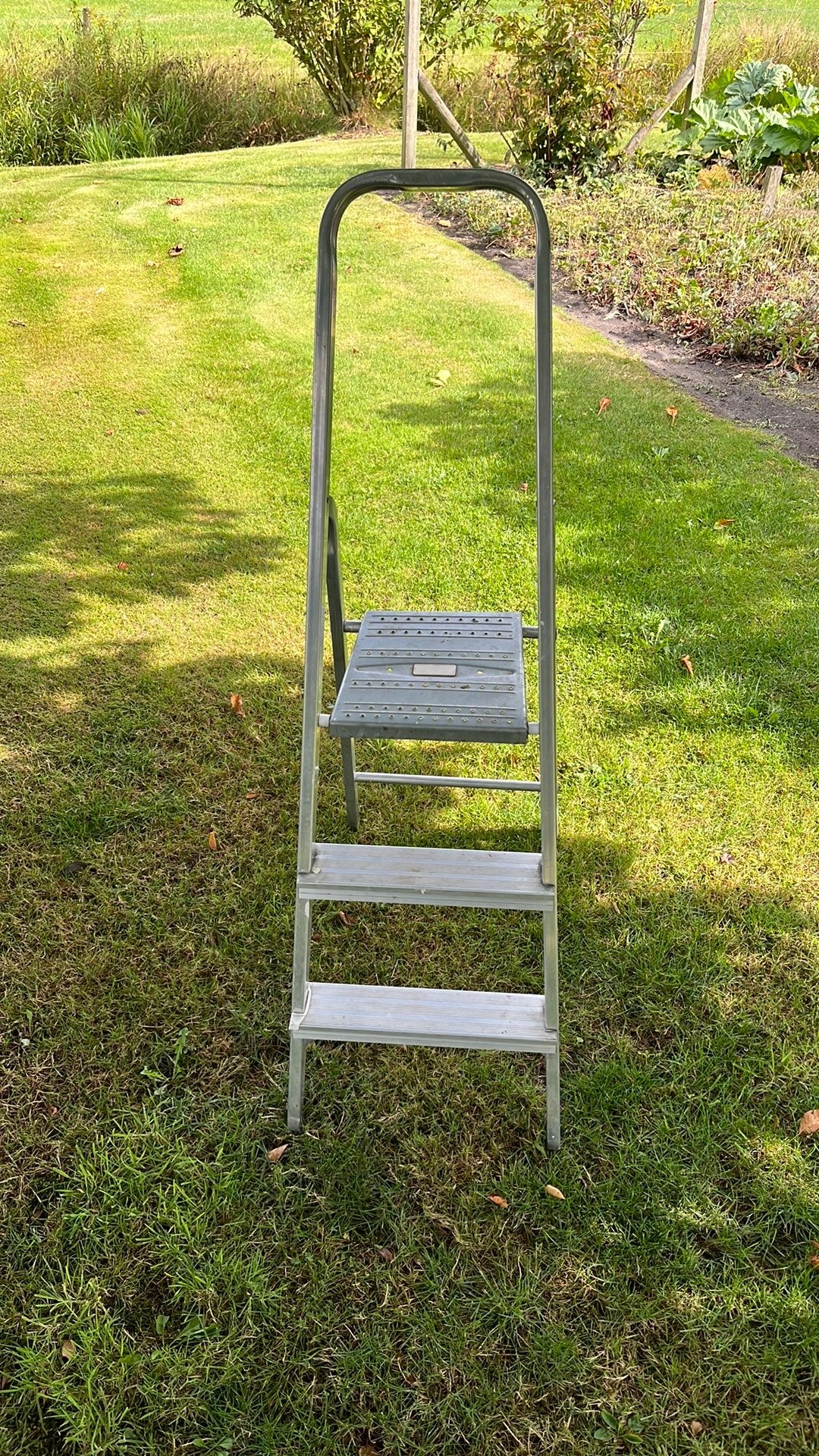 Aluminium huishoudtrap met 2 treden en een plateau, Ophalen, Gebruikt, Minder dan 2 meter