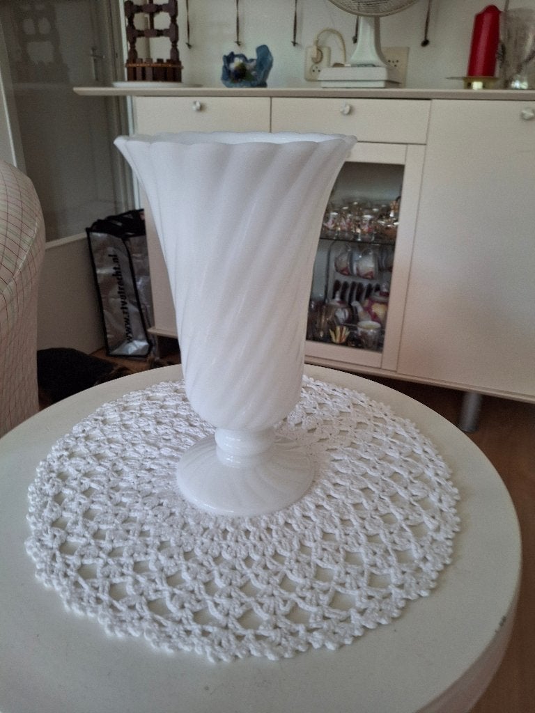 witte vaas op voet, 23 cm, Op voet, Wit, Ophalen of Verzenden