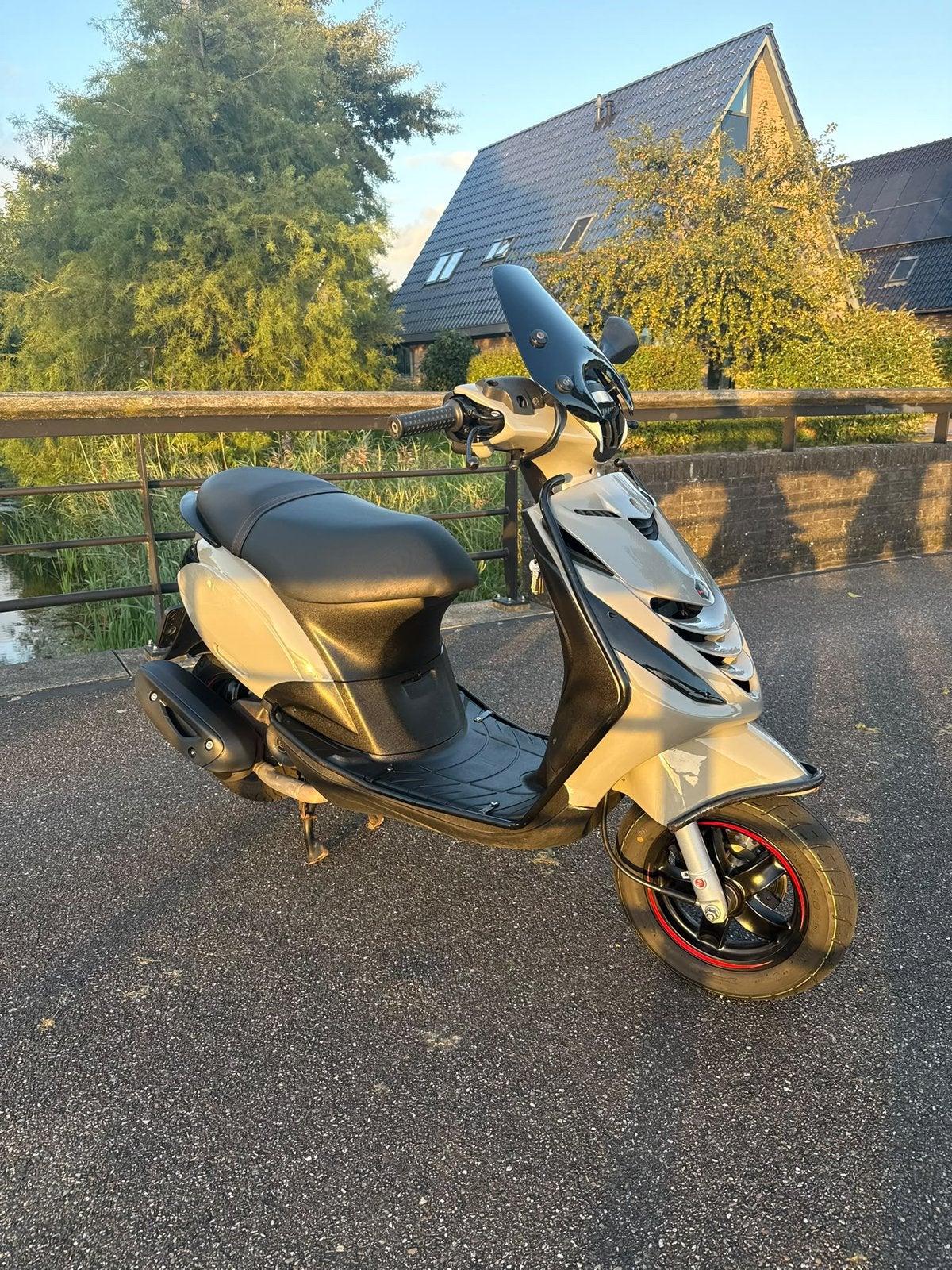 Piaggio Zip 2023 i-get 45 km/u – Nardo Grey – Veel extra’s, Fietsen en Brommers, Ophalen, Maximaal 45 km/u, Zip, Zo goed als nieuw