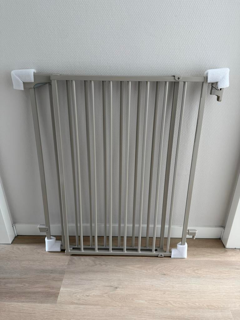 Helemaal nieuw! Qute Q-Guard traphekje beige (Clay), Kinderen en Baby's, Traphekjes, Ophalen, Nieuw, 115 cm of meer, Metaal of IJzer