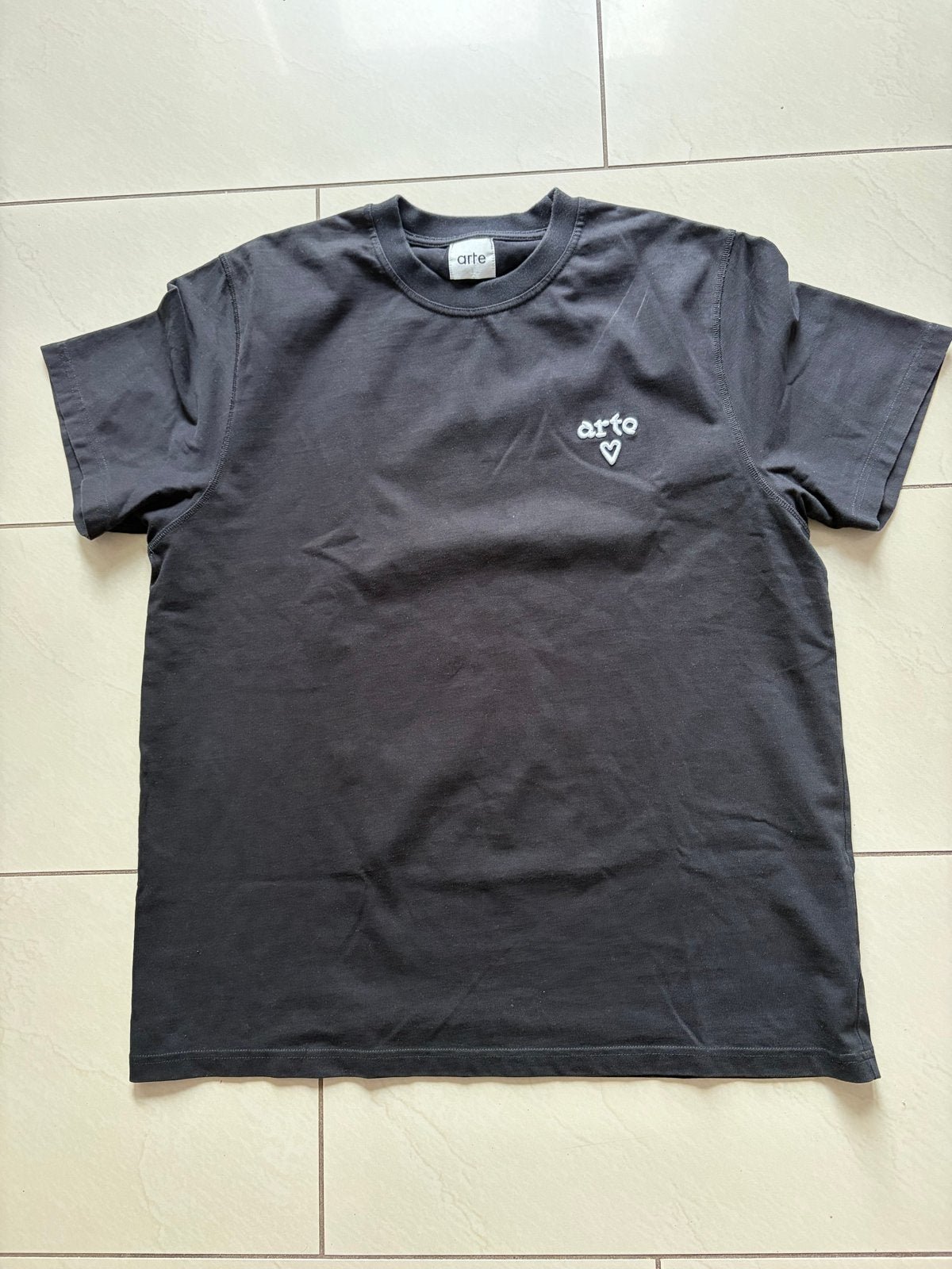 Arte Antwerp Heart Logo T-Shirt – Zwart – Maat M/L, Ophalen of Verzenden, Zo goed als nieuw, Maat 48/50 (M), Zwart
