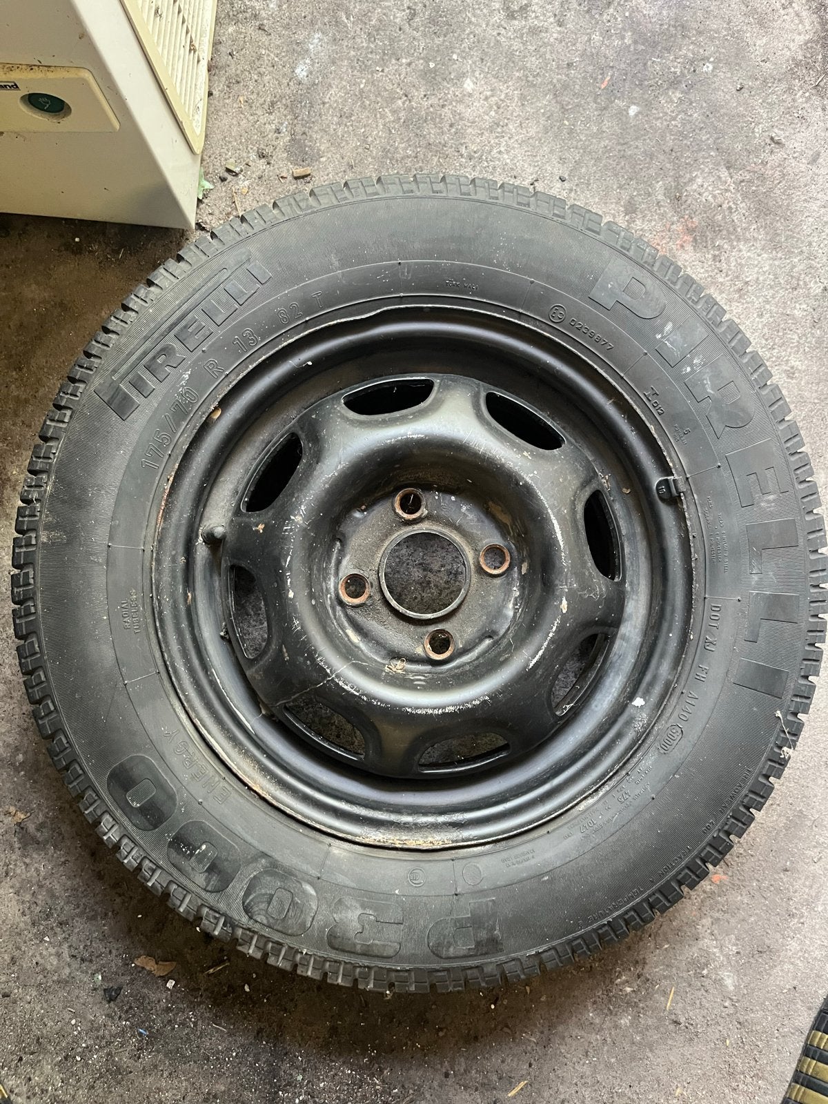 Set van 2 Pirelli banden op stalen velgen - 175/70 R13, Ophalen, Gebruikt