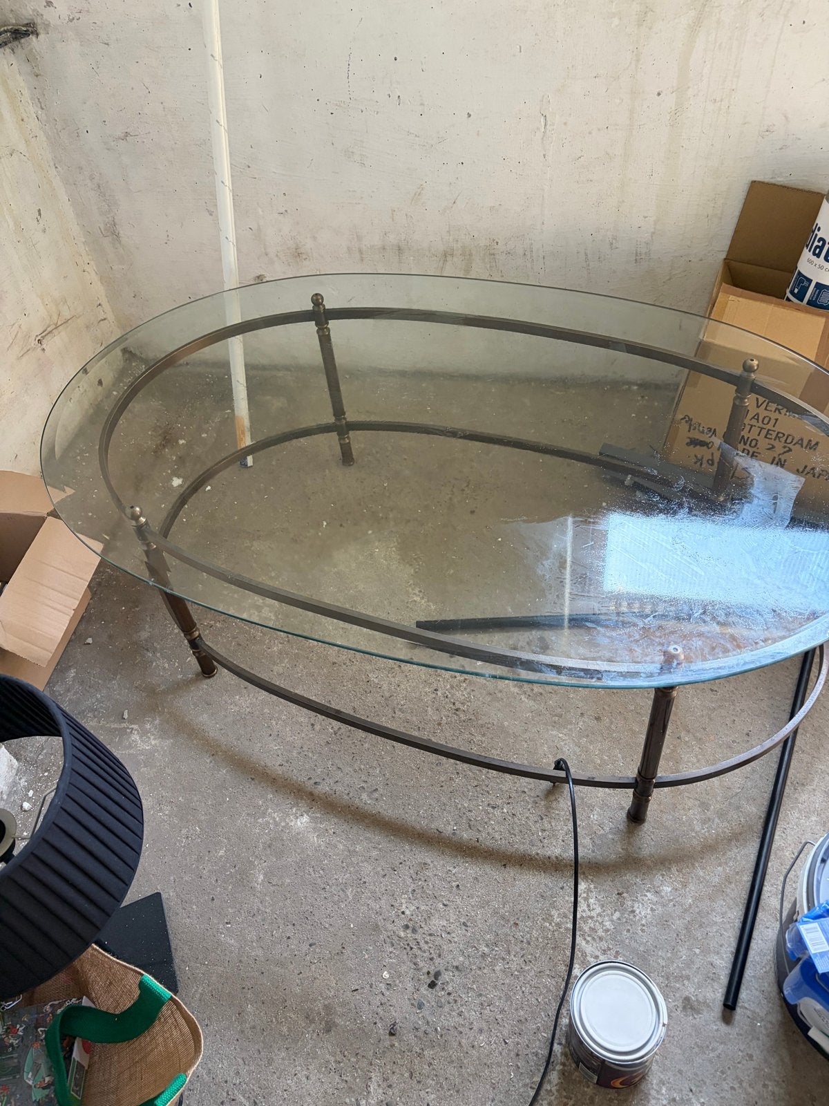 Ovale glazen salontafel met metalen onderstel, Huis en Inrichting, Tafels | Salontafels, Gebruikt, 100 tot 150 cm, 50 tot 75 cm
